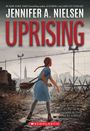 Text: "Jennifer A. Nielsen, Uprising. Based on a true story, one girl will rise up to resist when the Nazis invade her homeland."

Beschreibung: Ein Mädchen in blauem Kleid vor Stacheldrahtzaun, Stadt im Hintergrund.