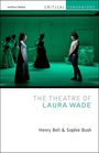 "The Theatre of Laura Wade" von Henry Bell & Sophie Bush. Bühnenbild mit zwei Menschen im Vordergrund, andere im Hintergrund.