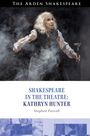 "The Arden Shakespeare. SHAKESPEARE IN THE THEATRE: KATHRYN HUNTER. Stephen Purcell. Frau mit Stock in Rauch gehüllt."