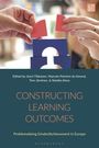 "CONSTRUCTING LEARNING OUTCOMES" und "Problematising (Under)Achievement in Europe". Hände halten bunte Bauklötze.