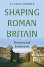 "SHAPING ROMAN BRITAIN: Frontiers and Borderlands" oben. Ruine einer Steinmauer mit Tor vor einem blauen Himmel.