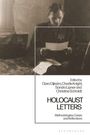 "Holocaust Letters: Methodologies, Cases and Reflections." Ein Mann liest in gedämpftem Licht ein Dokument.