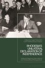 Text: "RHODESIA'S UNILATERAL DECLARATION OF INDEPENDENCE", "Edited by Hugh Pattenden, Carl P. Watts & Sue Onslow". Schwarz-Weiß-Foto von Männern in Anzügen.