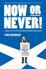 „NOW OR NEVER!“, „A History of the First Scottish Devolution Referendum“, Tom Chidwick. Mann mit Plakat vor schottischem X.