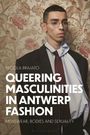 "QUEERING MASCULINITIES IN ANTWERP FASHION" von Nicola Brajato. Ein Mann in Anzug mit auffälliger Krawatte, floraler Hintergrund.