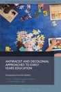 "ANTIRACIST AND DECOLONIAL APPROACHES TO EARLY YEARS EDUCATION. Kinderhände spielen mit bunten Puzzleteilen."