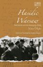 „Hasidic Warsaw“ steht in eleganter Schrift auf einem braunen Hintergrund mit hebräischen Buchstaben. Darunter ein altes Foto orthodoxer Männer.