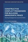 "CONSTRUCTIVE CONFLICT PEDAGOGIES FOR BUILDING DEMOCRATIC PEACE" auf blauem Hintergrund mit stilisierten Drahtzäunen.