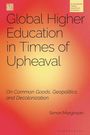 "Global Higher Education in Times of Upheaval: On Common Goods, Geopolitics and Decolonization" von Simon Marginson. Бunter Hintergrund.