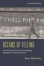 „POWELL FOR P.M.“ steht an einer Wand. Darunter: „Oceans of Feeling“ von Ryan Walmsley. Ein Mann geht vorbei.