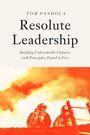 "Resolute Leadership" von Tom Pandola. Zwei Feuerwehrmänner vor orangefarbenem Rauch auf einer Leiterplattform.