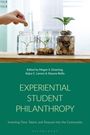 Buchcover: "EXPERIENTIAL STUDENT PHILANTHROPY". Hände legen Münzen in Gläser mit wachsenden Pflanzen.