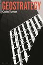 "GEOSTRATEGY" oben, darunter "Colin Turner". Schwarz-weiße Spiegelung eines Gebäudes auf einer Glasfassade.