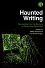 "Haunted Writing: Storytelling from the Borders of Fiction and Nonfiction" von Helen Pleasance und Robert Edgar. Eine grüne Illustration zeigt eine verhüllte Gestalt vor einem computerähnlichen Bildschirm.