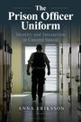 "The Prison Officer Uniform. Identity and Interaction in Carceral Spaces." Ein Wachmann in einem Gefängnisflur.