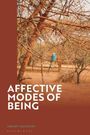 „Affective Modes of Being“, Philipp Valentini, Bloomsbury. Ein blauer Vogel sitzt auf einem kahlen Baum in trockener Umgebung.