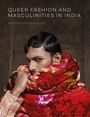 „QUEER FASHION AND MASCULINITIES IN INDIA“; „MARIUS JANUSAUSKAS“. Mann in stilvoller Pose mit rotem, floralem Schal.
