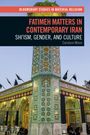 "FATIMEH MATTERS IN CONTEMPORARY IRAN" steht über einem reich verzierten Minarett mit bunten Mosaiken.