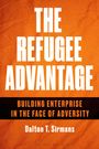"The Refugee Advantage" in großen weißen Buchstaben auf orangenem Hintergrund. Autor: Dalton T. Sirmans.