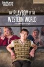 "The Playboy of the Western World" von John Millington Synge. Ein junger Mann lehnt lässig, zwei Frauen im Hintergrund.