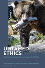 "Untamed Ethics: Ecofeminism, Pragmatism and Living with Wildlife." Ein Bär mit einem Fisch im Maul an einem Fluss.