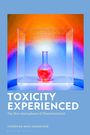 TOXICITY EXPERIENCED: The New Atmospheres of Disenchantment. Ein Reagenzglas mit roter Flüssigkeit in einem transparenten Kasten.