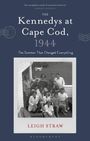 „The Kennedys at Cape Cod, 1944“, „The Summer That Changed Everything“, „Leigh Straw“. Schwarz-weißes Foto einer Gruppe.