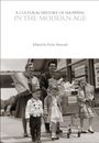 Titel: "A Cultural History of Shopping in the Modern Age" von Vicki Howard. Familie mit Einkäufen vor einem Supermarkt.