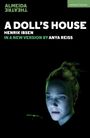 Text: "ALMEIDA THEATRE", "A DOLL'S HOUSE", "HENRIK IBSEN", "IN A NEW VERSION BY ANYA REISS". Eine Frau schaut auf ein Handy im Dunkeln.