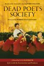 Text: "Dead Poets Society." Schüler heben lachend einen Mann in die Luft. Hintergrund in warmen Gelbtönen.