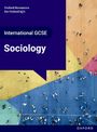 "International GCSE Sociology" in weißer Schrift auf dunkelblauem Hintergrund. Bunte Fläche mit kleinen Menschenansammlungen.