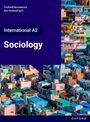 „International A2 Sociology“. Bunte Häuser in dicht besiedeltem Gebiet, mit vielfältigen Farben und architektonischen Stilen.