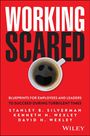 „WORKING SCARED“ in Weiß oben, roter Hintergrund. Darunter Tasse Kaffee mit lächelndem Gesicht. Autoren: Silverman, Wexley.