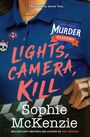 „The camera never lies.“, „MURDER ACADEMY“, „LIGHTS, CAMERA, KILL“, Sophie McKenzie, Frau in blauem Polohemd mit Ansteckern.
