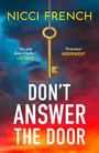 "NICCI FRENCH. 'No one does it better' LEE CHILD. 'First-class' INDEPENDENT. DON'T ANSWER THE DOOR. Goldener Schlüssel vor buntem Himmel."