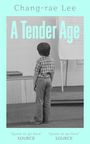 „Chang-rae Lee“ steht oben, „A Tender Age“ darunter. Ein Kind schaut auf eine Tafel.