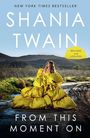 NEW YORK TIMES BESTSELLER, SHANIA TWAIN, FROM THIS MOMENT ON. Frau im gelben Kleid vor Hügeln und blauem Himmel.