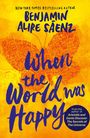 Text: "BENJAMIN ALIRE SÁENZ", "When the World was Happy". Hintergrund in sonnigem Gelb mit gezeichneten Schmetterlingen.