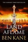 "The Sunday Times Bestseller", "A Land Aflame", "Ben Kane". Ein Schwert ragt aus brennendem Boden, Reiter im Hintergrund.
