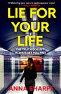 Der Text lautet: „Lie For Your Life“, „The truth doesn’t always set you free“, „Anna Sharpe“. Frau im U-Bahn-Tunnel.