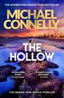"THE NUMBER ONE SUNDAY TIMES BESTSELLER", "MICHAEL CONNELLY", "THE HOLLOW", Landschaft mit Fluss und Stadt im Hintergrund.