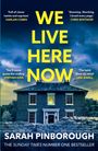 "WE LIVE HERE NOW" steht in gelber Schrift vor einem dunkelblauen Himmel über einem alten Haus. Der Autor ist Sarah Pinborough.