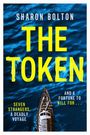 "Sharon Bolton. THE TOKEN. Seven strangers, a deadly voyage. And a fortune to kill for..." Ein Boot auf bewegtem Wasser.