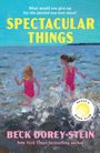 Titel: "SPECTACULAR THINGS". Zwei Kinder in pinken Badeanzügen spielen im Meer. Unten links Schriftzug Beck Dorey-Stein. Am rechten Rand ein rundes Logo.