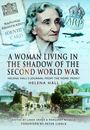 Titel: "A Woman Living in the Shadow of the Second World War". Illustration einer Frau, Flugzeuge und Häuser im Hintergrund.