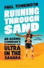 „Paul Tonkinson: Running Through Sand“, ein Mann läuft freudig durch eine Wüste.