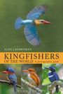 „KINGFISHERS OF THE WORLD A photographic guide“ von Alex J. Berryman. Drei Eisvögel, einer im Flug oben, zwei sitzend unten.