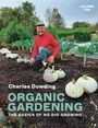 Text: Charles Dowding, Organic Gardening, The Basics of No Dig Growing, Volume One. Ein Mann kniet im Gemüsegarten.
