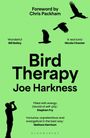 "Bird Therapy" von Joe Harkness, mit Vorwort von Chris Packham. Silhouetten von fliegenden Vögeln und einer Person mit Fernglas.