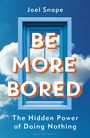 Text: "Joel Snape Be More Bored The Hidden Power of Doing Nothing". Ein Fenster schwebt in einem wolkigen Himmel.